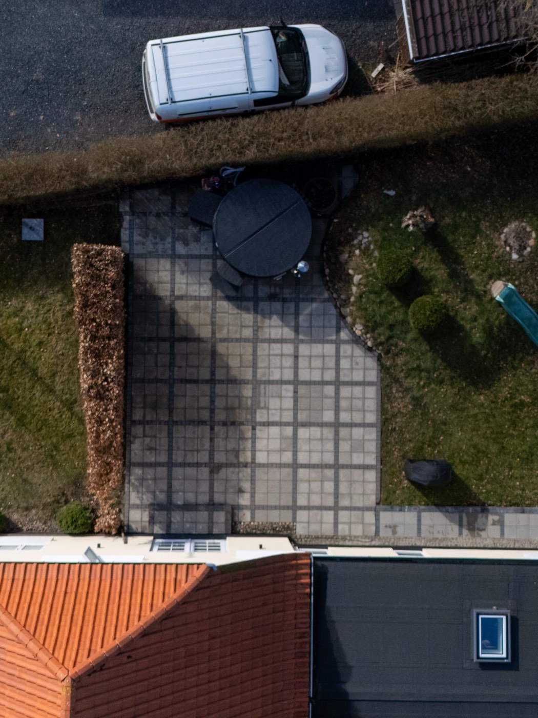 Samme indkørsel fra drone efter fliserens