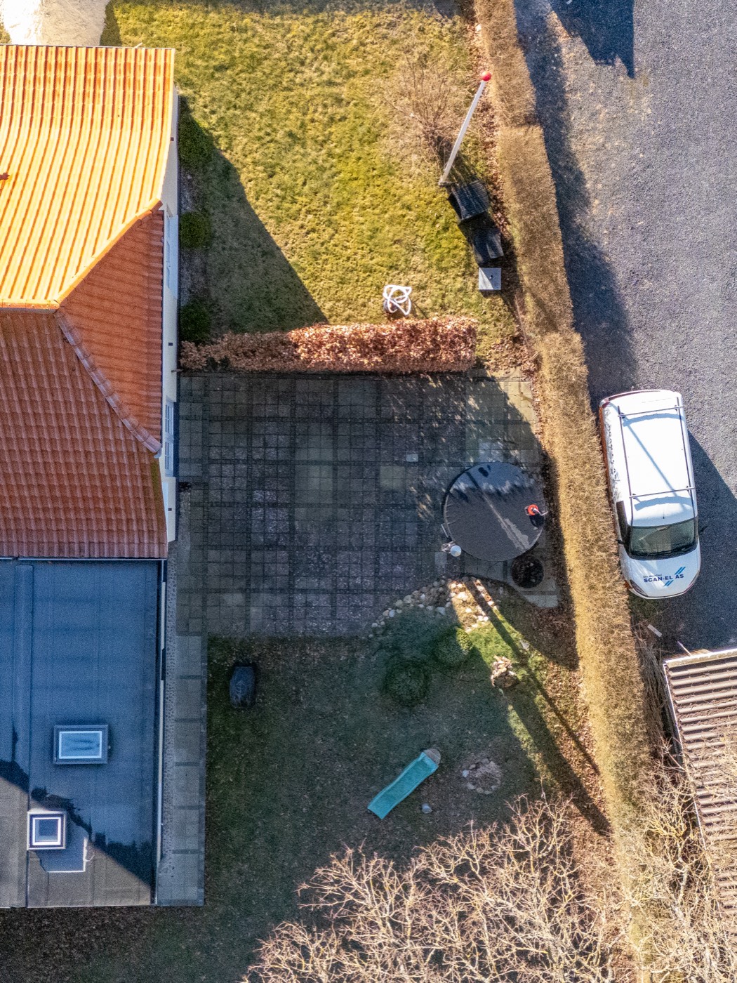 Indkørsel fotograferet fra drone før fliserens