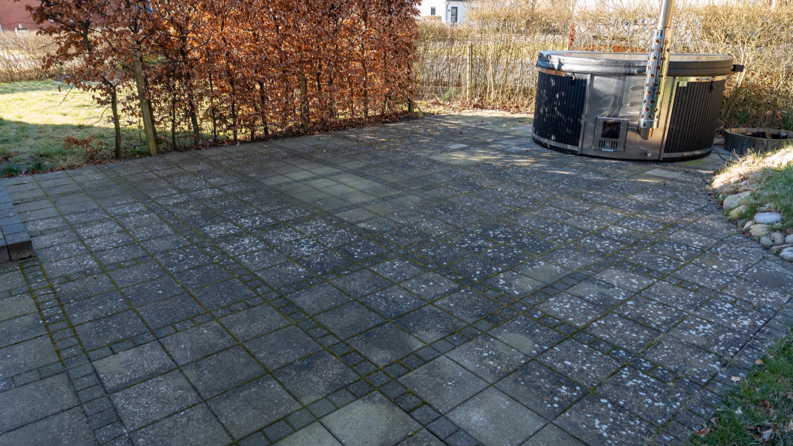Terrasse i Varde med alger og flisepest før rens