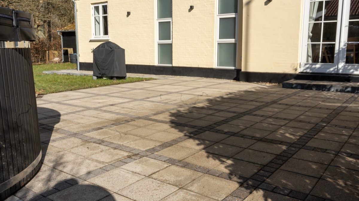 Nyrenset terrasse ved hvidt hus i Varde
